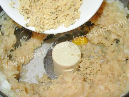 1/3 чашки молока 1 яйцо 1 луковица 500 гр куриной грудинки (мясо только - 4