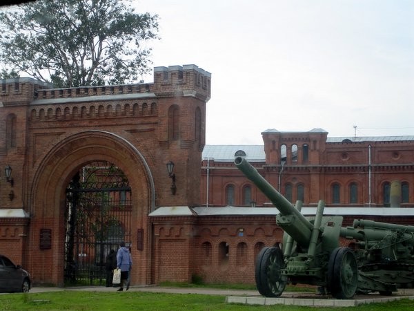 А это видно сзади кирпичное здание - бывший Арсенал, ныне Военно-исторический музей артиллерии, инж... - 2