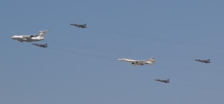 н€ют, из моего окна в гостинной салют аж из 6 точек видно - 5