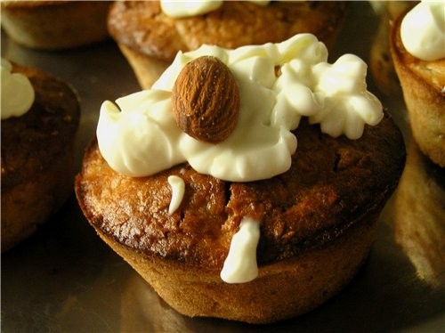 Маффины с грушами и творожным кремом