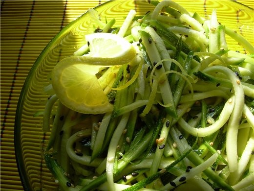 САЛАТ ИЗ ЦУККИНИ С КУНЖУТОМ