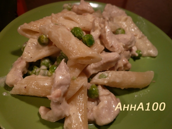 Пенне с курицей лимоном и горошком