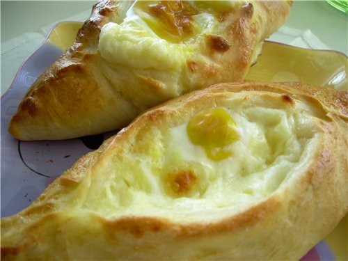 Хачапури с сулугуни и перепелиными яйцами