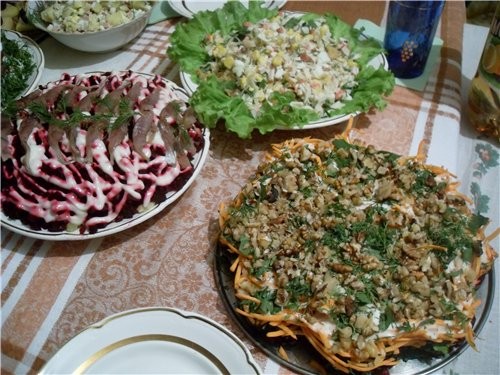крабовый салат, овощой торт с грецкими орехами праздничная нарезка хлеба, салат Гранатовый браслет...