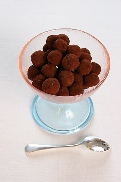 Шоколадный трюфель Раскладка на 50 конфет Шоколад (черный) 0,4 кг Масло 0,15 кг Яйцо желток 0,5 шт