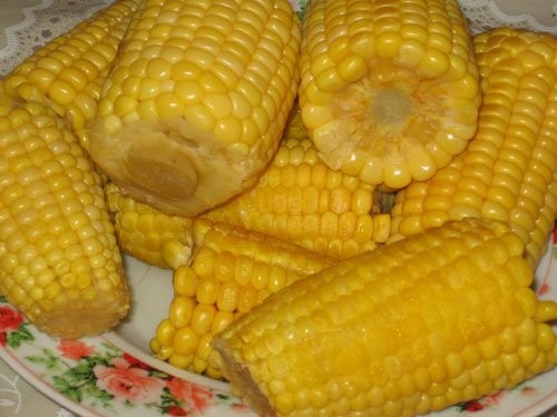 Вот что я готовила в среду: Вареная кукуруза Салат из помидор Стейки в духовке и на сковородке