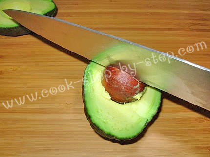 Острым ножом надрезать авокадо вокруг косточки - 4