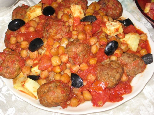Мясные шарики с помидорами и артишоками Кебабебики