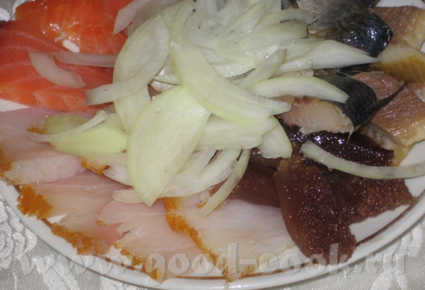 Мгновенный салат (я не люблю, но есть любители в семье), банка фасоли в томате + лук