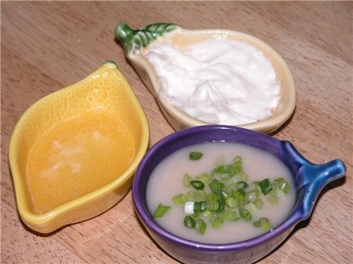 К рыбе были поданы следующие соуса РАСПЛАВЛЕННОЕ СЛИВОЧНОЕ МАСЛО с чесноком и солью МАЙОНЕЗ С ХРЕНО...