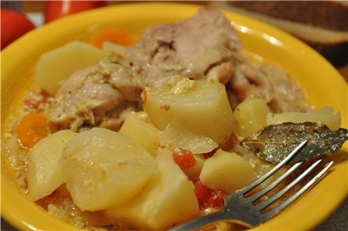 КУРОЧКА С КАРТОШКОЙ В ГОРШКЕ Нужно: Горшок Курица 10 картофелин 1 крупная морковь 2 мясистых помидо... - 2