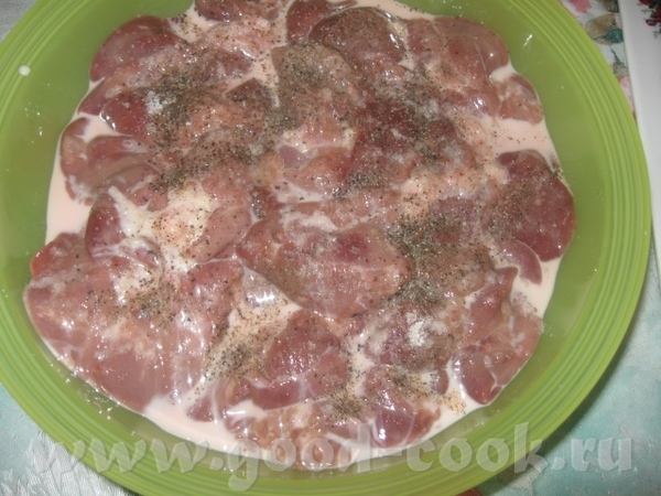 Затем вынимаем печень из молока, присаливаем ее по вкусу, немного перчим (по желанию) и выкладываем...