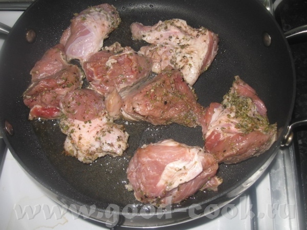 Промариновавшееся мясо обжариваем небольшими порциями быстро на сильном огне на сковороде до зарумя...
