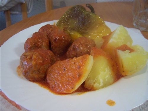 наш ужин мясные шарики в томатной подливке с картошечкой и запеченый перец