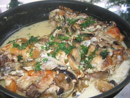 курочка в чесночно-сливочном соусе с грибами курицу порезать,обжарить,выложить в глубокую форму, до...