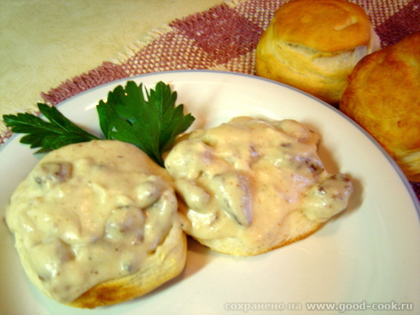 Sausage gravy (Булочка с подливой из свиного фарша).