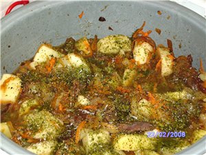 . Это - картофель уже с бульоном и специями, готовый для тушения. Зелёное сверху - *Зелёный букет о...