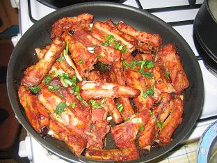 это свиные ребрышки в маринаде(думаю многие такой делают,но есть изюминка) соевый соус ,томатная па...