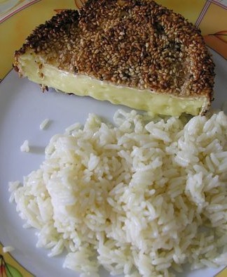 Камамбер в кунжутной панировке с рисом