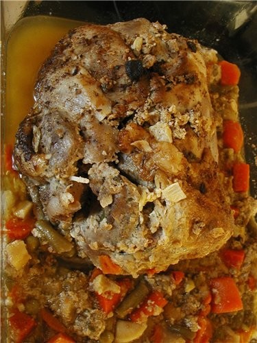была у меня индюшачья нога, запекла её в мульте сняла шкуру, аккуратно срезала мясо с костей, начин...