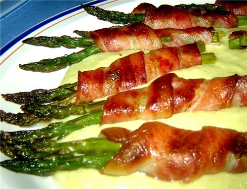 Esprragos envueltos en bacon con salsa ,       - 20 