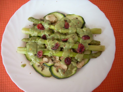 необычный салат, немного пресный- но вместо более яркого вкуса сырые шампиньоны и цуккини сохраняют... - 2
