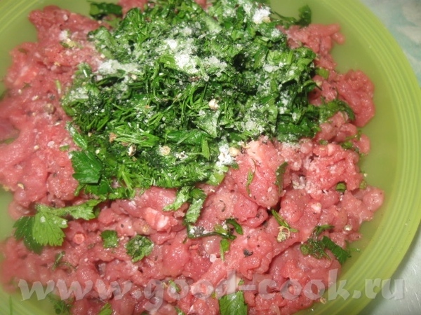 В куриный фарш добавляем чеснок (по вкусу) соль и перец, в фарш из телятины – соль, перец , зелень... - 2