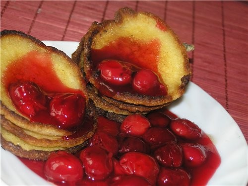 Оладьи из кукурузной крупы с вишневым соусом