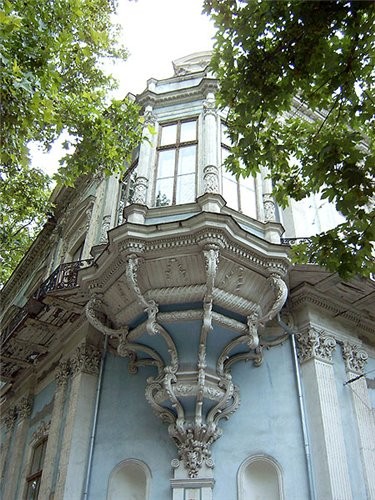 встречается неимоверно красивая лепнина