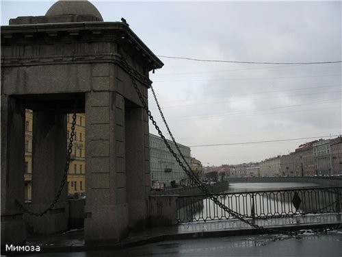 Мы переходим через Фонтанку по мосту Ломоносова (бывшему Чернышову), который был построен в 1780-е... - 2