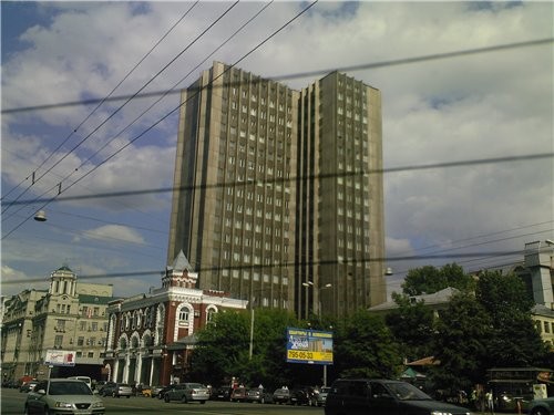 а это вид из стоящей на перекрестке машины (Москва)