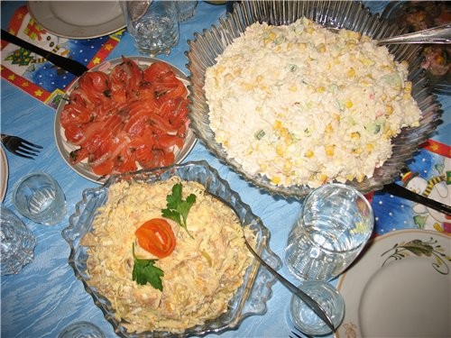 В большом салатнике - любимый салат именинника, заказанный им же: крабовые палочки, отварной рис, к...