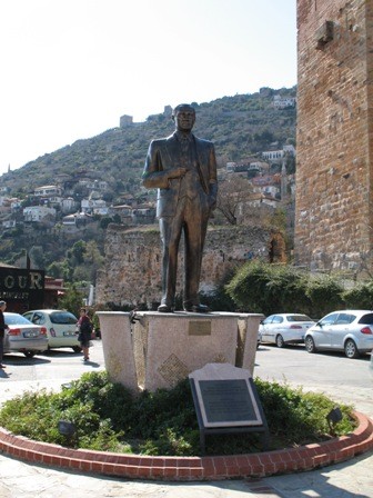 Это памятник Ататюрку на набережной