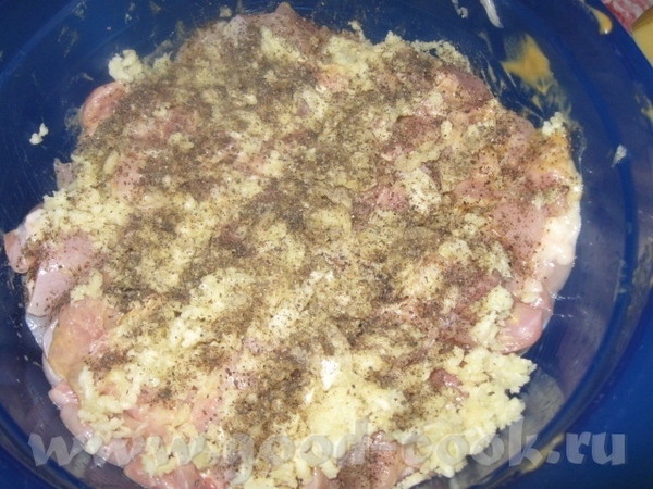 Добавляем измельченный (1 головка большая) чеснок, перец, соль по вкусу - 2