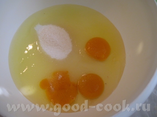 Далее берем 2-3 яйца, добавляем к ним оставшиеся 2 белка, 4 ст