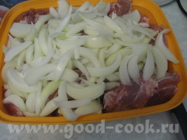 Мясо нарезаем достаточно большими и несколько продолговатыми кусками - 4