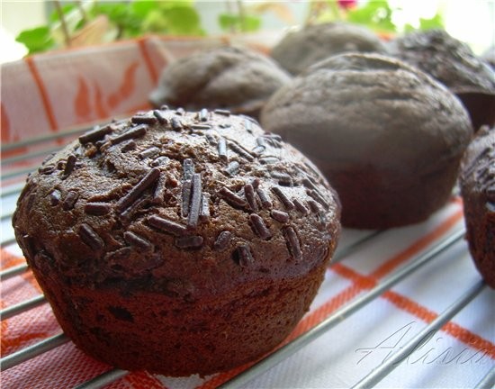 Очень нежные и воздушные маффины с шоколадным вкусом приятно дополнены кисловатой фруктой - 3