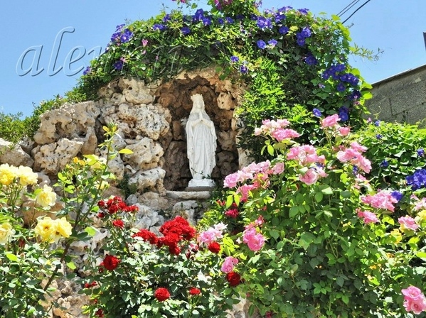 Повсюду многочисленные статуи Девы Марии