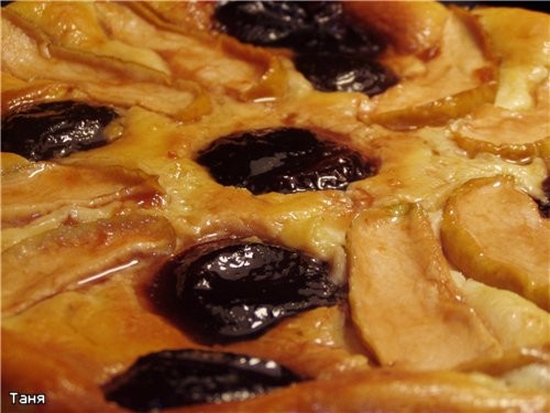 Творожный пирог с яблоками и сливами из варенья - 2