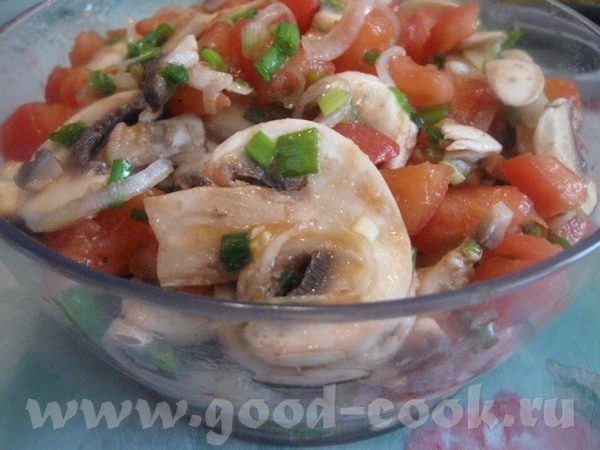 МАРИНОВАННЫЙ САЛАТИК ИЗ ПОМИДОРОВ, ЛУКА И СВЕЖИХ ШАМПИНЬОНОВ Еще один вкусный салатик с сырыми шамп...