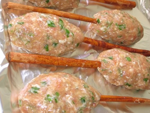 Кебабчики из куриной грудки на палочках корицы (от с кукинга, словами автора) 800 гр фарша из курин...