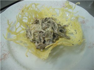 ЖЮЛЬЕН из языка в корзинке из сыра Корзинку сдала из Пармезана
