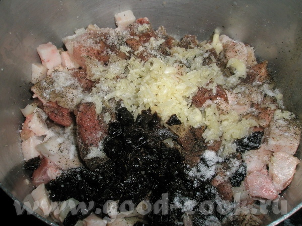 СВИНАЯ КОЛБАСА С ЧЕРНОСЛИВОМ Нежнейшая, ароматная колбаска с кусочками чернослива 800 гр свинины 20... - 2