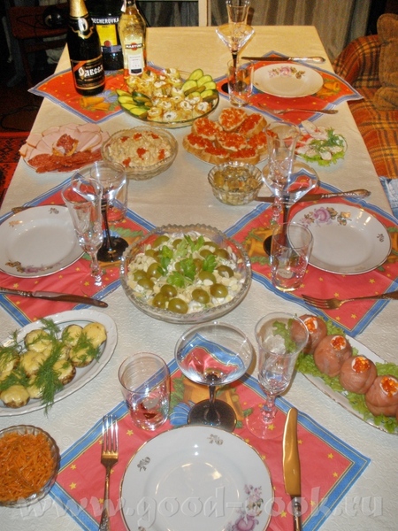 8 Девочки и Денис , какие новогодние столы у всех красивые и главное вкусные