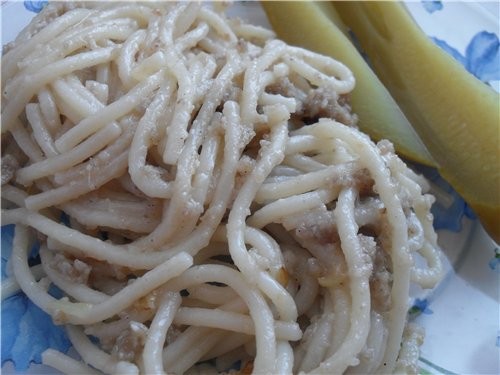 Спагетти с ливером и огурчиками