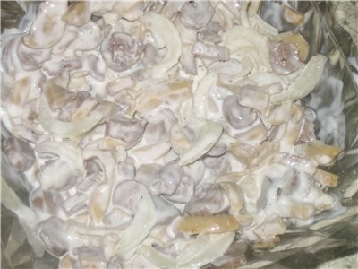 А у нас были вот такие салатики ИЗ куриного сердца с шампиньонами Оливье по-польски от Иры Jazzinit...