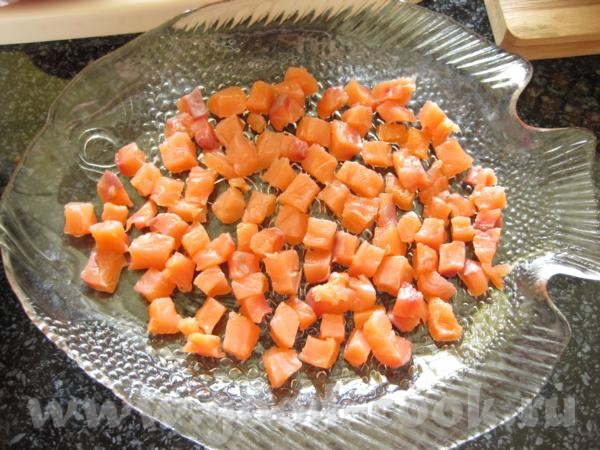 салат с красной рыбкой сырокопчёную сёмгу режем нежными кубиками огурцы-как показывает практика-луч...