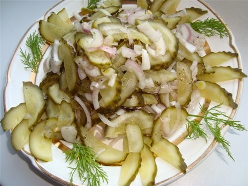 Нарезанные мелкими кубиками 4 соленых огурца, 2 луковицы, 1—2 ч
