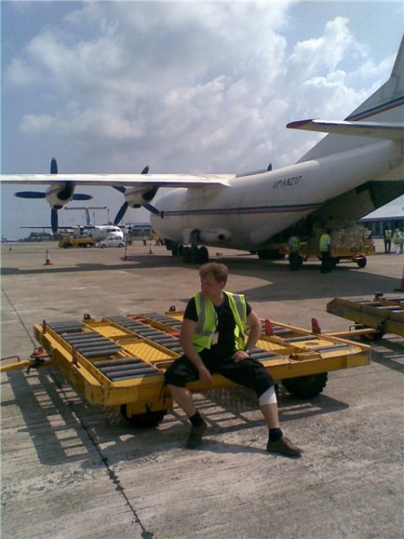 Наташ, на грузовом (АН-12), вот фотки погрузки как раз: Это в брюхе самолета, вид изнутри так сказа... - 2