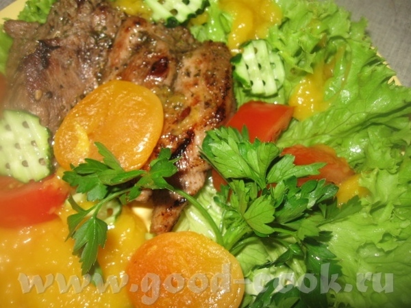 Готовое мясо подаем с соусом, курагой и овощами - 4
